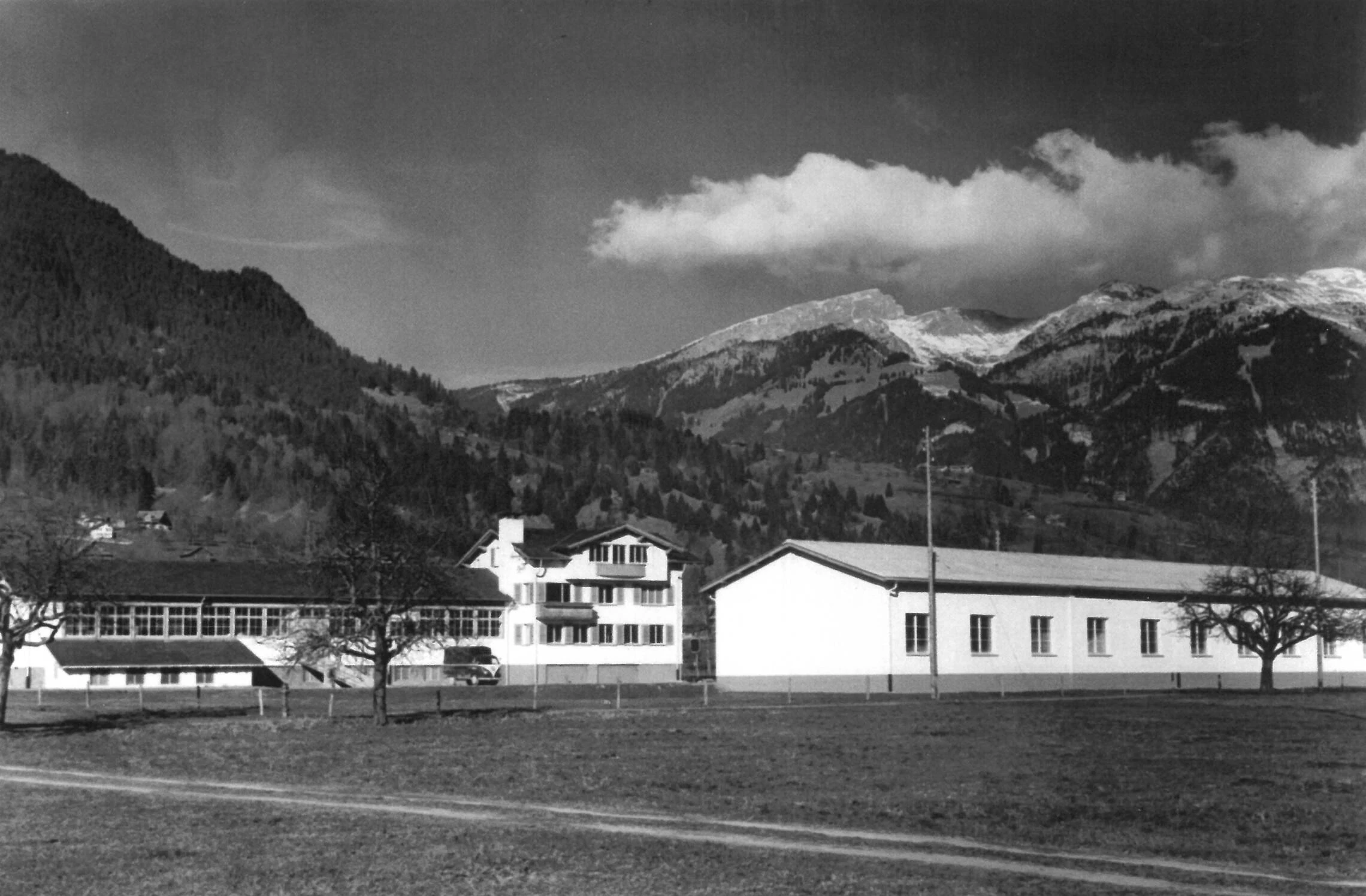 1956 yılında dağların önündeki ilk Nahrin tesisinin siyah beyaz fotoğrafı