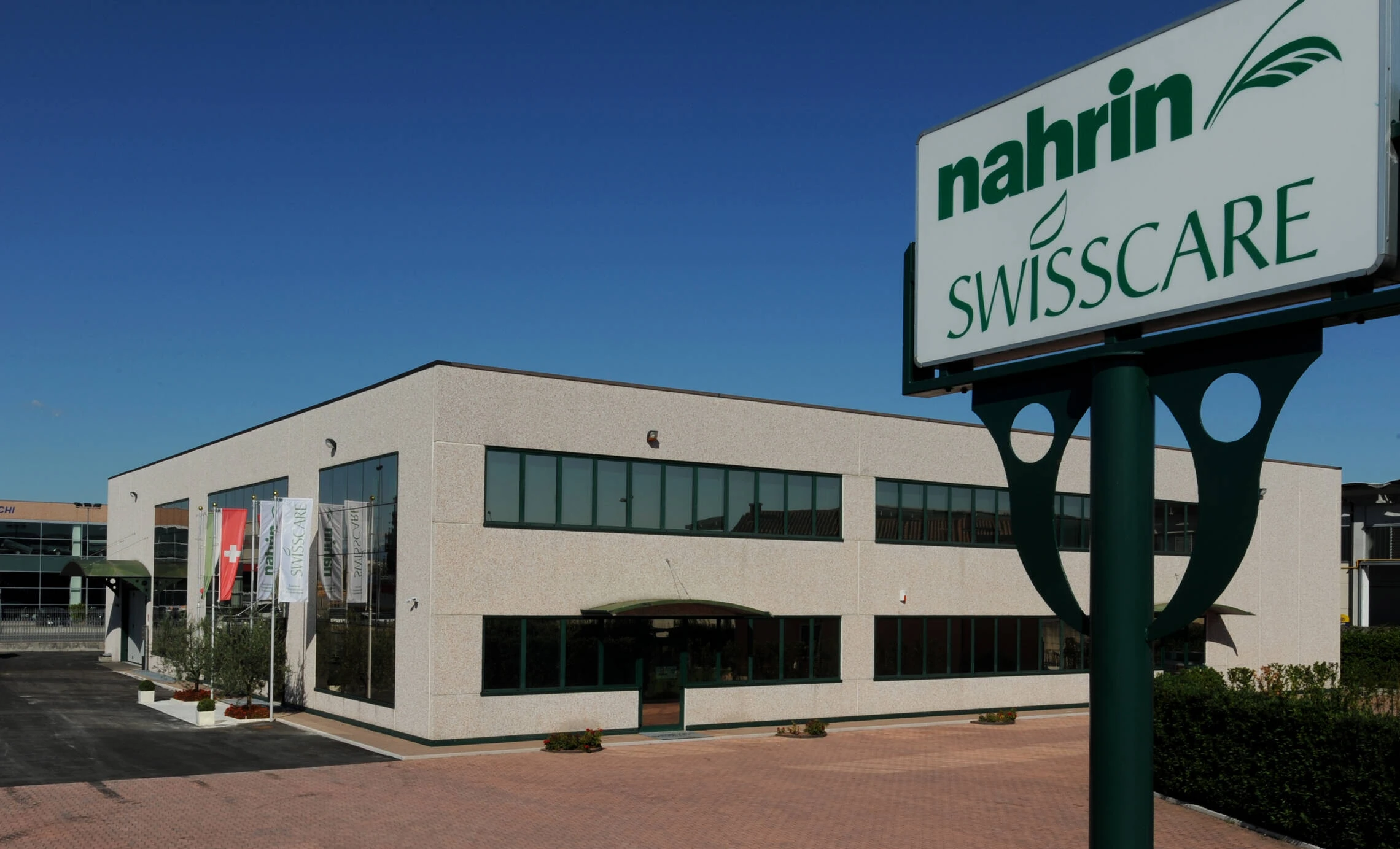 Nahrin Swisscare tabelası ve İtalya’daki şirket binası